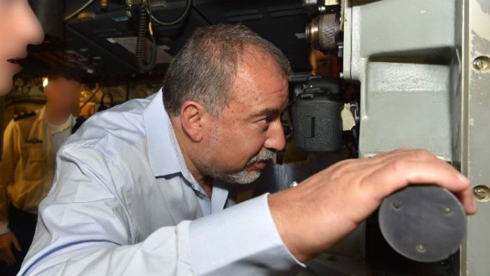 פונה בערבית. ליברמן. צילום: אריאל חרמוני, משרד הביטחון 