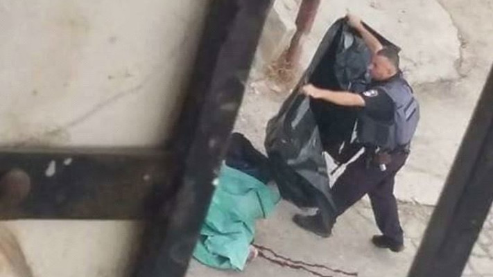 גופת המחבל מפיגוע הדקירה בתל רומיידה. צילום: ללא קרדיט