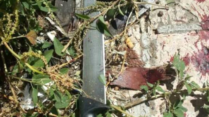 סכין בזירת האירוע סמוך למערת המכפלה. צילום: דוברות המשטרה