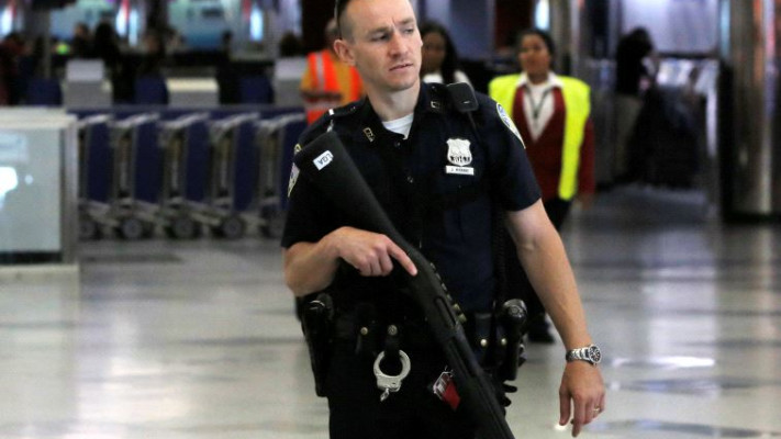 שוטר בנמל התעופה לה גווארדיה בניו יורק. ארכיון. צילום: רויטרס