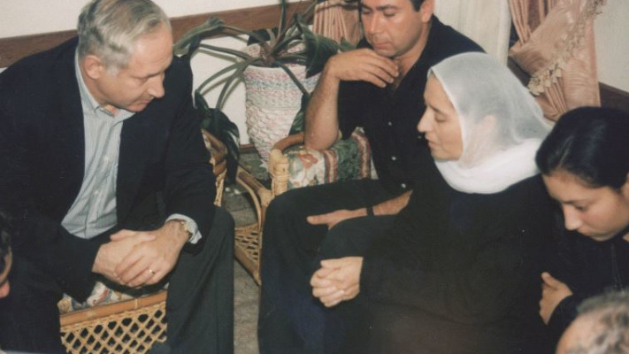 נתניהו בבית משפחת נביה מרעי. צילום: הרצל שפירא