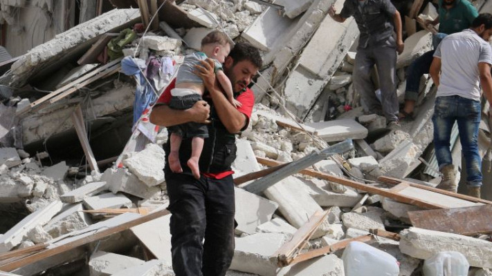 חילוץ ילדים מבין ההריסות בחאלב. צילום: רויטרס