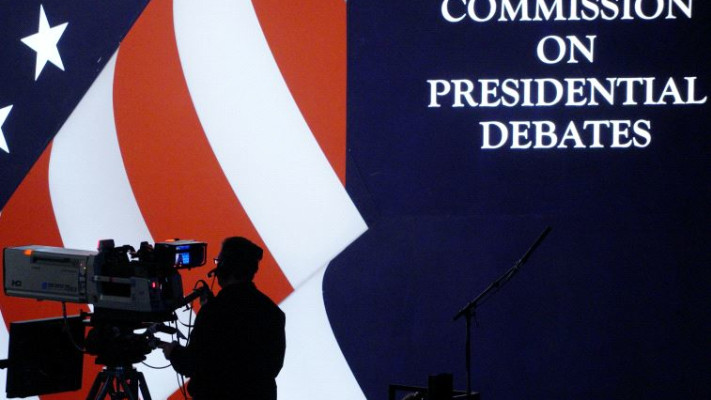 צוותי צילום על במת העימות. צילום: רויטרס