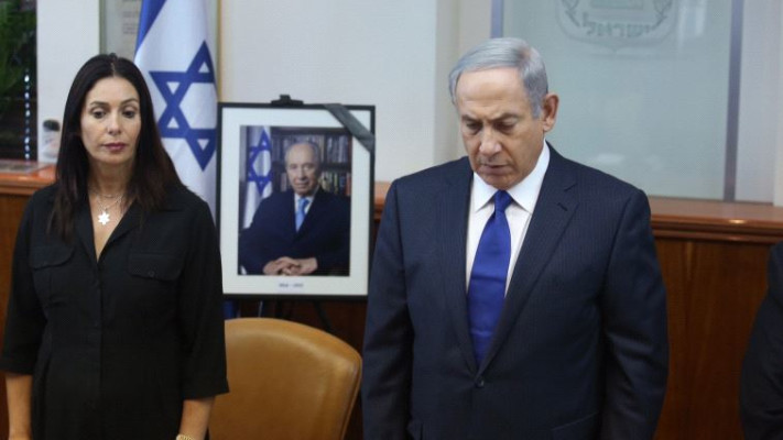 רה&quot;מ נתניהו עומד דקת דומיה. צילום:מרק ישראל סלם