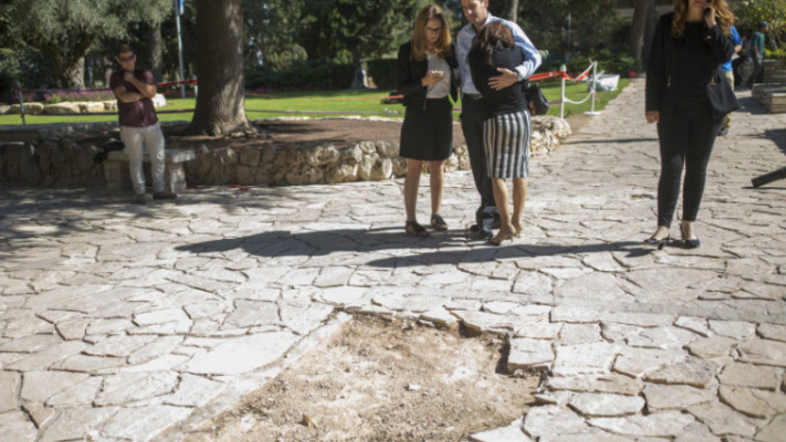 הכנות לקראת הלוויה, קברו המיועד של פרס. צילום: יונתן זינדל, פלאש 90
