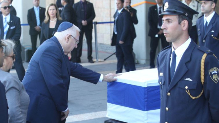 ריבלין ליד ארונו של פרס, היום. צילום: מרק ישראל סלם