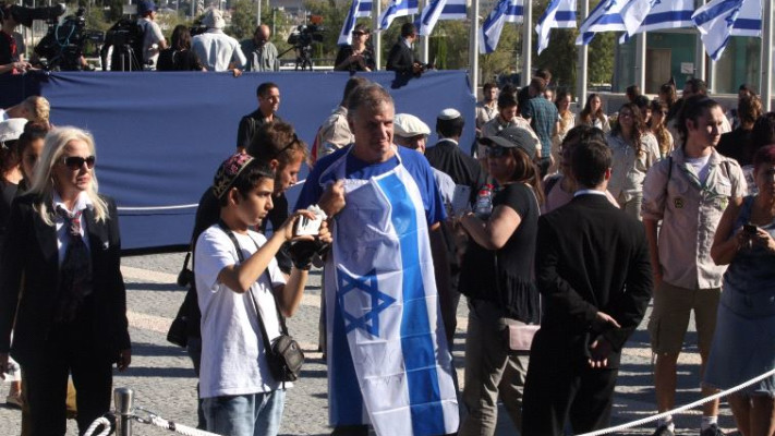 המונים חולפים על ארונו של פרס בכנסת. צילום: מרק ישראל סלם