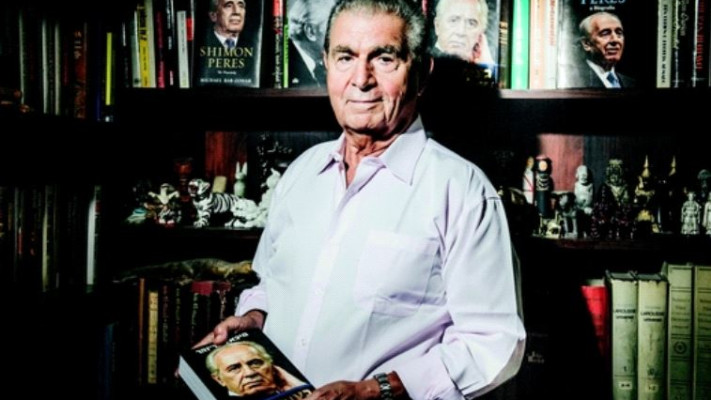 מיכאל בר זהר עם הביוגרפיה. צילום: אסף קליגר