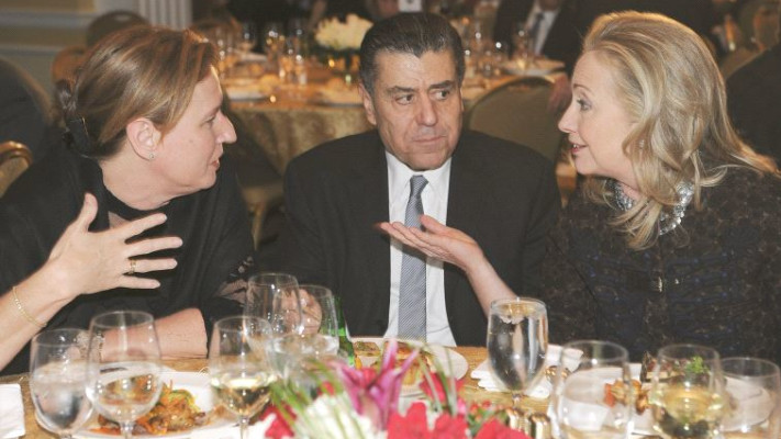 חיים סבן בחברת הילרי קלינטון וציפי ליבני. צילום: רויטרס