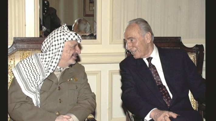 ערפאת ושמעון פרס. צילום: יעקב סער, לע&quot;מ