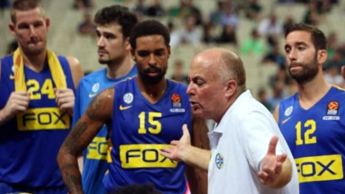 אדלשטיין ושחקני מכבי תל אביב ביורוליג. צילום: אודי ציטיאט