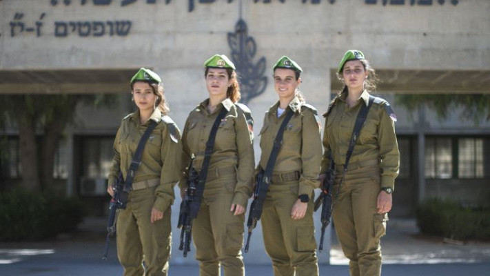 &quot;אם בצבא יתרגלו - גם בחברה שלנו זה לא יראה אחרת&quot;. הקצינות הטריות. צילום: דובר צה&quot;ל 
