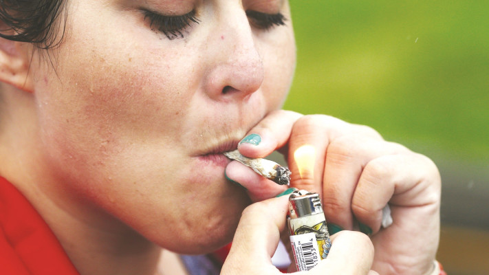 מעשנת מריחואנה בקולורדו