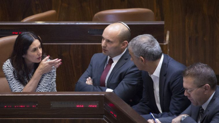 השר נפתלי בנט עם השרים ארדן, כחלון ורגב בישיבה המיוחדת לזכרו של רה