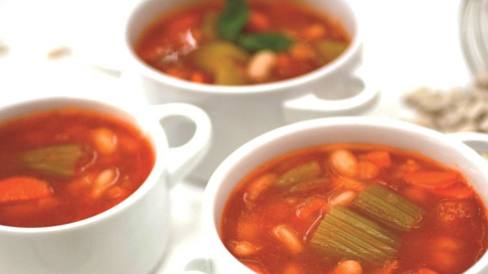 מרק שעועית. צילום: צילומים: פסקל פרץ־רובין, דרור כץ, אנטולי מיכאלו מתוך הספר