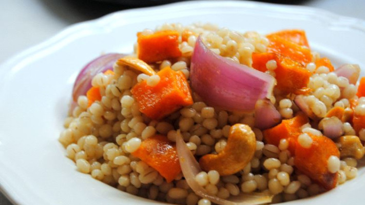 גריסי פנינה עם קשיו ובטטה מקורמלת. צילום: צילומים: פסקל פרץ־רובין, דרור כץ, אנטולי מיכאלו מתוך הספר