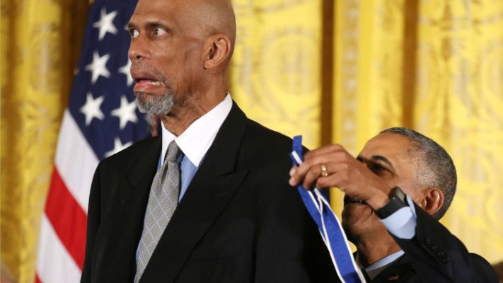 אובמה מעניק מדלית החירות הנשיאותית לקארים עבדול ג'באר. צילום: רויטרס, קרלוס ברייה