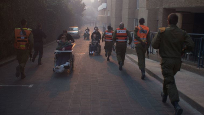 חיילי פיקוד העורף מפנים את תושבי חיפה. צילום: דובר צה&quot;ל