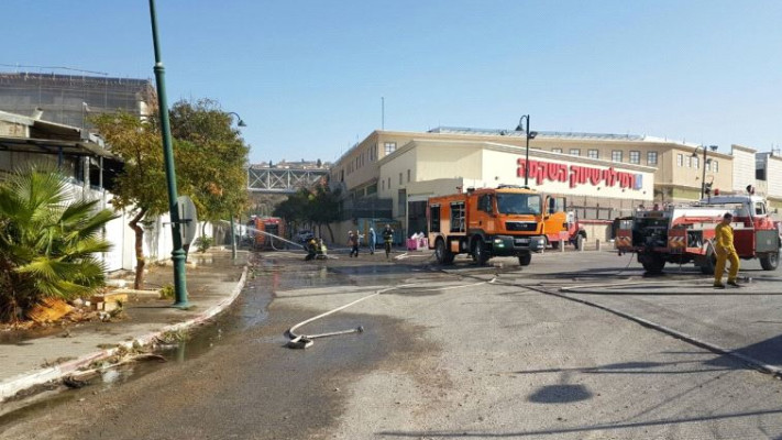 לוחמי האש מול במאמצי הכיבוי. צילום: דוברות המשטרה