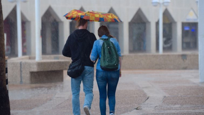 גשם בתל אביב, ארכיון. צילום: אבשלום ששוני