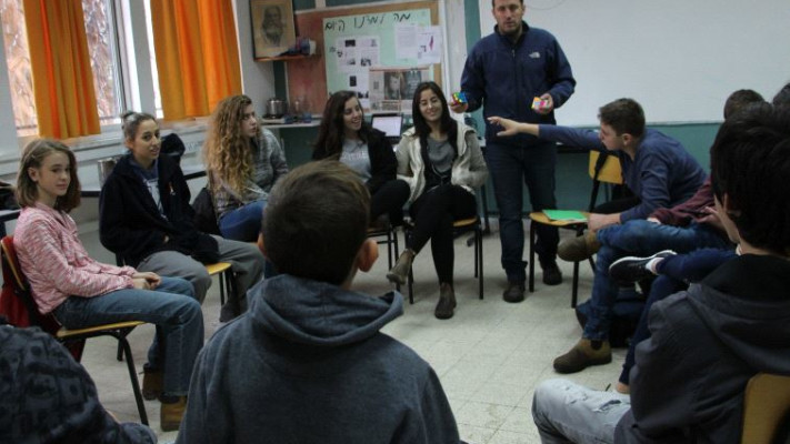 אייל סדובסקי בשיעור מתמטיקה כיתה ט'. צילום: גל בן ארויה תלמידה במגמת צילום