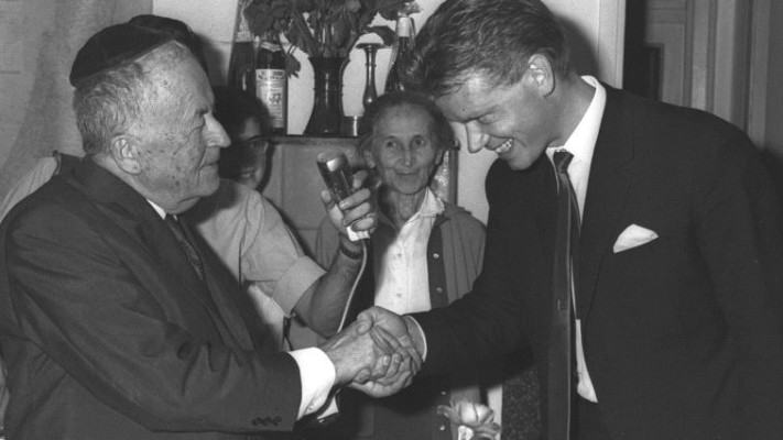 ש&quot;י עגנון מקבל זר פרחים מהדיפלומט השבדי קארל לינדול בביתו לאחר ההודעה כי זכה בנובל. צילום: משה פרידן, לע&quot;מ