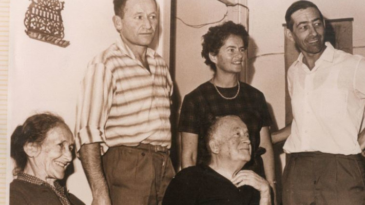 ש&quot;י עגנון ומשפחתו בביתם בירושלים, מתבשרים על קבלת פרס נובל. צילום: פלאש 90, רפרודוקציה