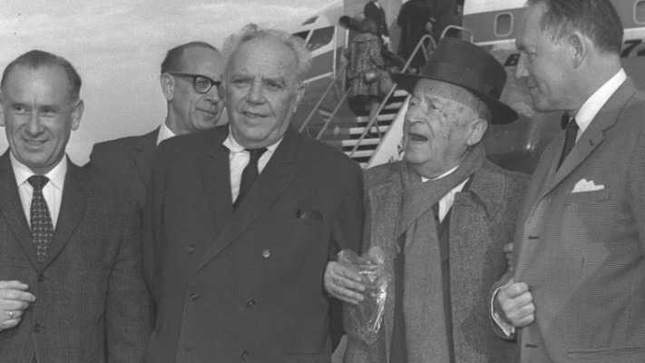 שי עגנון בשדה התעופה בדרך לשבדיה לקבלת פרס נובל. צילום: משה מילנר לע''מ