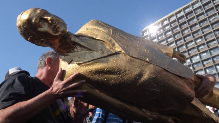 הפלת הפסל של נתניהו שהוצב בכיכר רבין. צילום: אבשלום ששוני