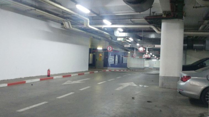 זירת הפיצוץ בחניון, היום. צילום: דוברות המשטרה