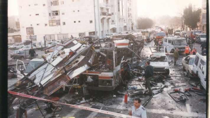 &quot;המטען היה במשקל 25 קילו, והכל התפוצץ בחלל סגור&quot;. הפיגוע בקו 18 בירושלים, פברואר 1996. צילום: פלאש 90