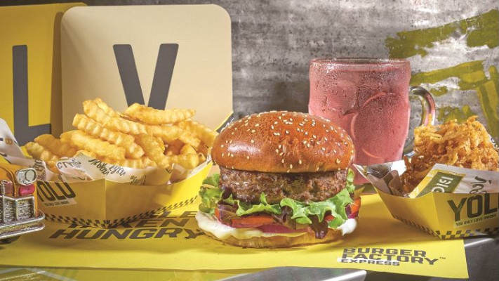 שבבי בצל מטוגן ללא שום קונסטרוקציה. המבורגר של &quot;בורגר פקטורי&quot;. צילום: יח&quot;צ