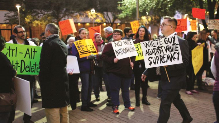 &quot;תנועה מסוכנת שמסתירה את אופייה האמיתי ומשתדלת להיראות כמועדון רוטרי&quot;. הפגנה נגד &quot;אלרט רייט&quot; באוניברסיטת טקסס, החודש. צילום: רויטרס
