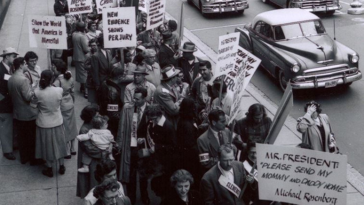 אחת ההפגנות לשחרור בני הזוג. צילום: באדיבות קרן רוזנברג לילדים