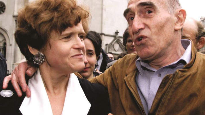 הוצאות המשפט גרמו לאירווינג להודיע על פשיטת רגל. ליפשטדט לצד ניצול השואה מרטין הכט לאחר ניצחונה במשפט, 2000. צילום: רויטרס