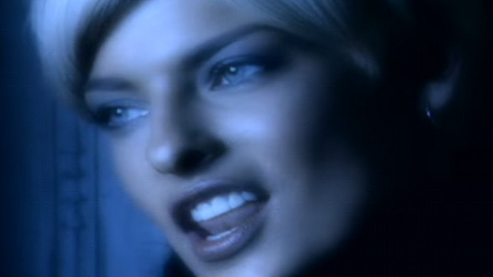 אחת התרומות הבלתי נשכחות לעולם האופנה. לינדה אוונג'ליסטה בקליפ Freedom! '90. צילום מסך