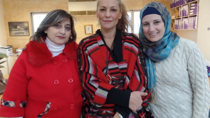 המורות אולפאת סלמן, חגית תורג'מן ונלי איברהים. צילום: עמותת &quot;יד ביד&quot;