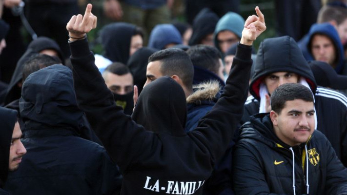 לה פמיליה מפגינים מחוץ לבית הדין. צילום: אריאל בשור