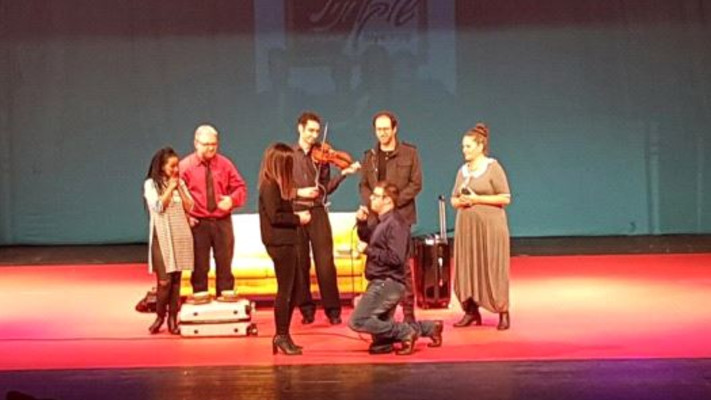 ככה נראתה הצעת הנישואים. (צילום: היכל התרבות חבל מודיעין- איירפורט סיטי)