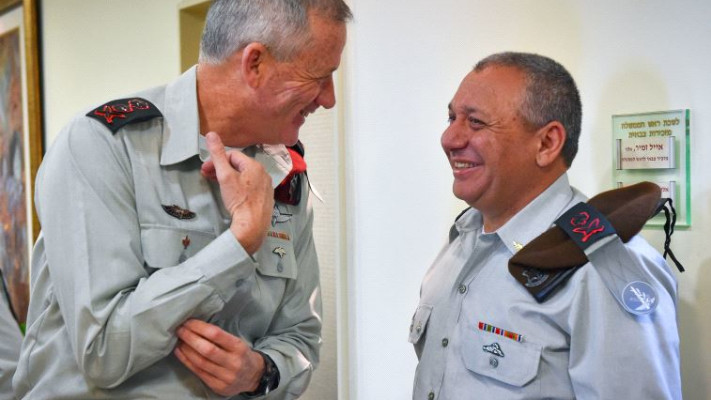 שומרים על ערכי הדמוקרטיה. בני גנץ וגדי איזנקוט, צילום: אריאל חרמוני, משרד הביטחון