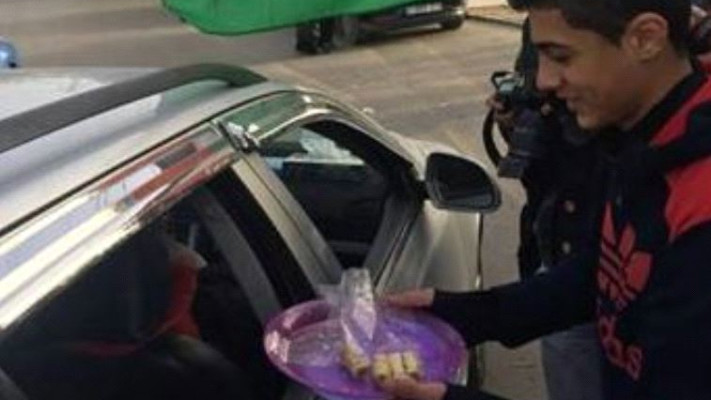 מחלקים ממתקים בגדה לאחר הידיעה על הפיגוע. צילום: טוויטר 