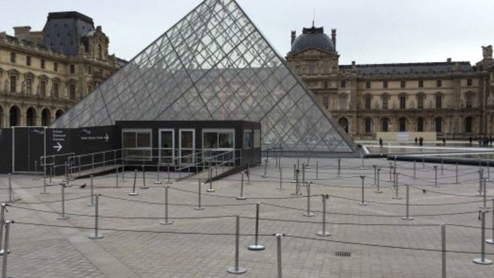 מוזיאון הלובר בפריז. ארכיון