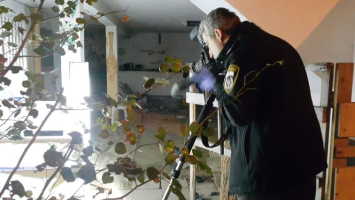 השוטרים בזירת הרצח באשוד. צילום: דוברות המשטרה 