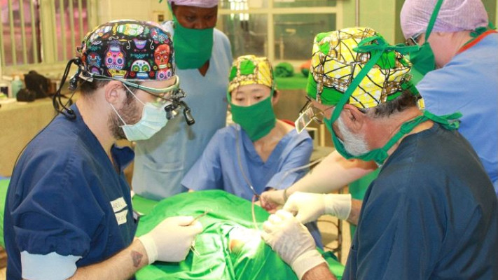 ד&quot;ר אריאל ניימן בקומי שבאוגנדה.  צילום: אלבום פרטי