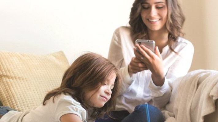 אישה מחזיקה טלפון נייד. אילוסטרציה