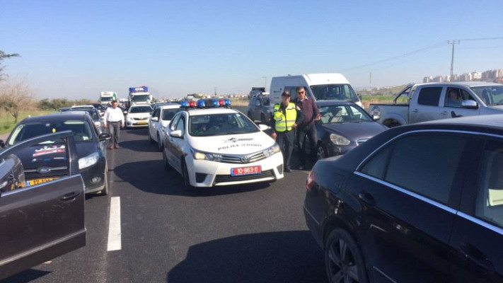 הרכבים חוסמים את כביש 6, היום. צילום: הנאא מחאמיד, אל-מיאדין