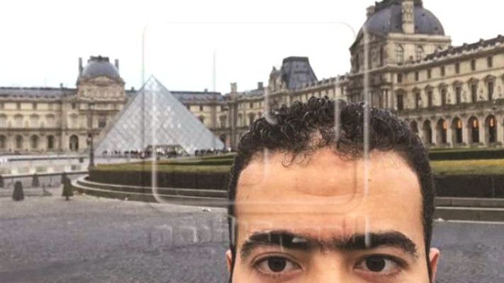 &quot;הגיע למוזיאון הלובר כדי להצטלם&quot;. צילום הסלפי ששלח רדא חמאמי דקות לפני האירוע