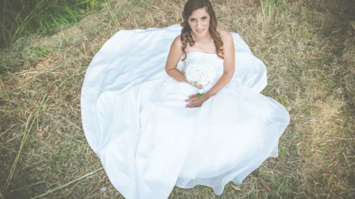 &quot;מגוחך לחפש שמלה במקום אחר&quot;. נופר הרטוב. צילום: סטודיו אייל