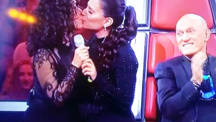 החליפו רוק? מירי מסיקה וריטה מתנשקות על סט התוכנית &quot;דה ווייס&quot;. צילום מסך