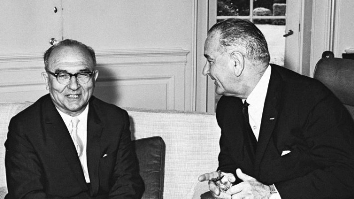 &quot;יחסים מיוחדים&quot;. ג'ונסון ואשכול, 1964. צילום: משה פרידן, לע&quot;מ